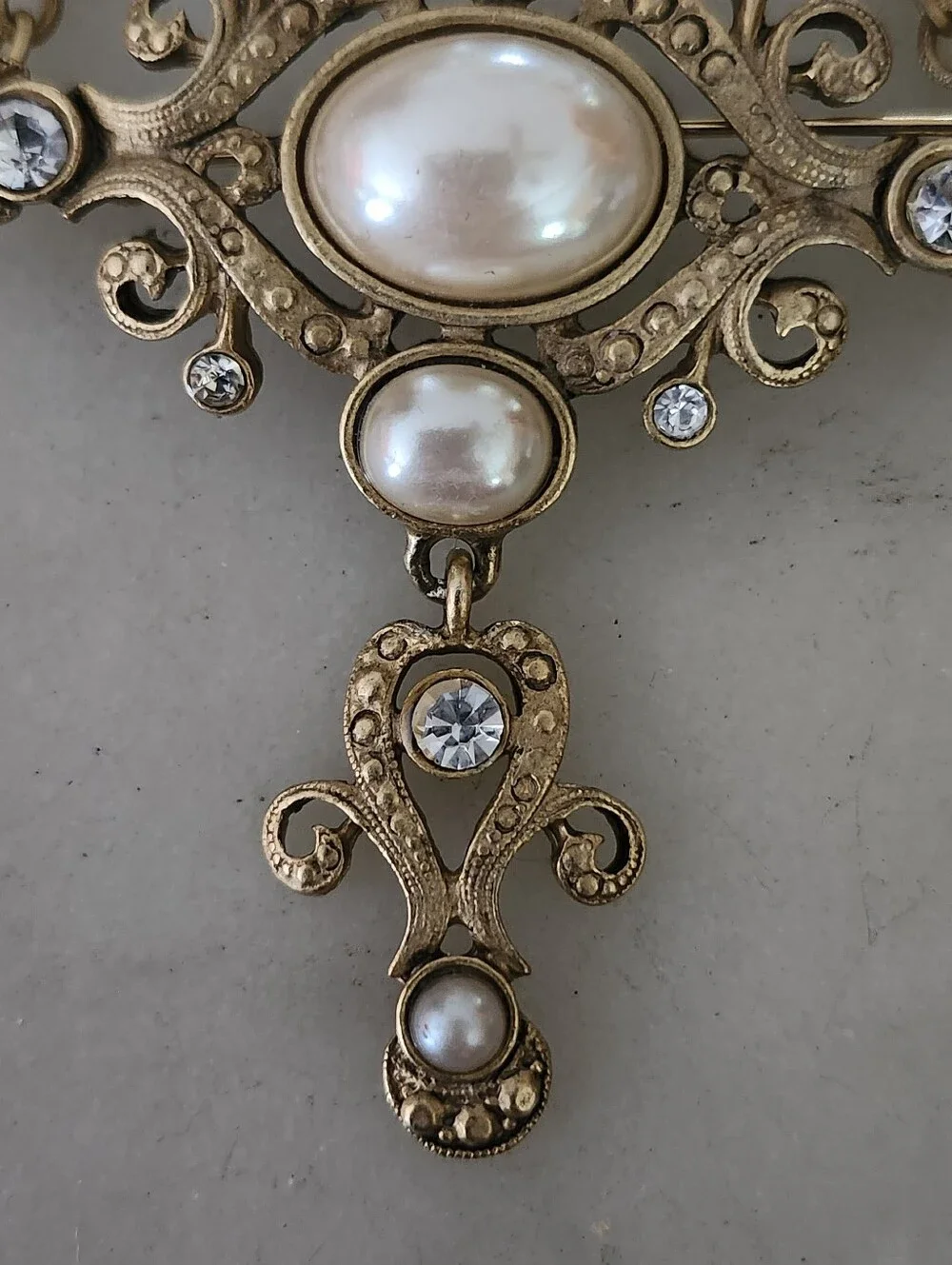 Stunning Gold-Tone Faux Pearl & Crystal Brooch with Chain